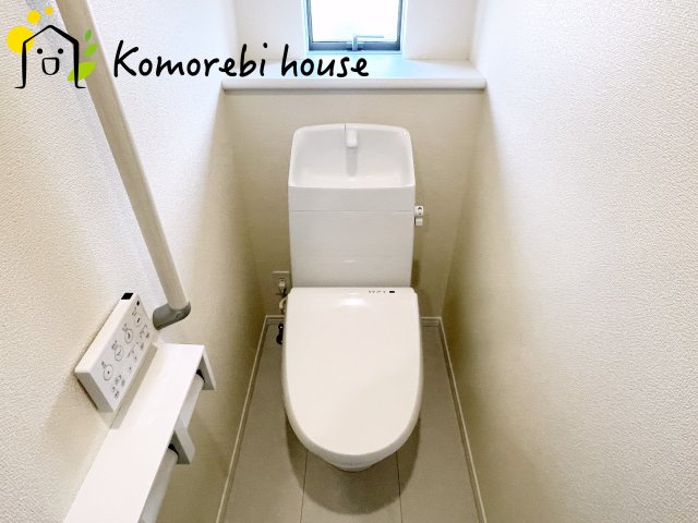 第17上尾上　新築一戸建て　Bのトイレ|温水洗浄機能（ウォシュレット）標準装備で、毎日のトイレ時間がより快適に。やさしい温水洗浄で清潔を保てるだけでなく、冬場のヒヤッと感を軽減する暖房便座も嬉しいポイント。																	