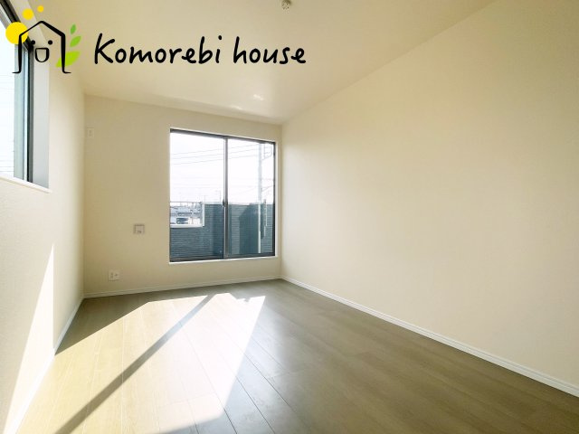 第17上尾上　新築一戸建て　Bの寝室|最近の新築住宅は窓まわりの性能が大きく進化しています。複層ガラスに、樹脂とアルミを組み合わせた断熱性の高いハイブリッドサッシを採用。															
