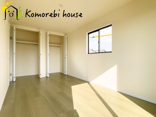 第17上尾上　新築一戸建て　Bの寝室|一日の疲れをゆっくり癒せる主寝室は、ベッドを置いてもゆとりある広さが魅力。収納完備で衣類もスッキリ収まり、静かで落ち着いた空間が快適な眠りをサポートします。															