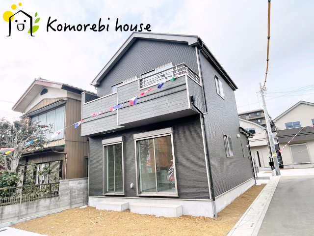 第17上尾上　新築一戸建て　Bの外観|洗練された外観デザインの新築戸建て。シンプルで飽きのこないフォルムが特徴で、長く住まうほど愛着が湧く佇まいです。前面道路も広く、車の出し入れがしやすい点も魅力です。