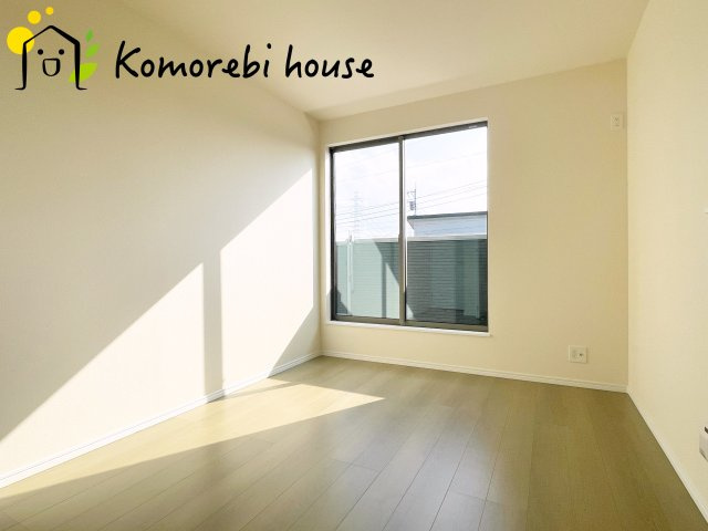 第17上尾上　新築一戸建て　Bの子供部屋|明るい光が差し込む洋室は、寝室・子ども部屋・ワークスペースなど多用途に使える自由度の高い空間。家具の配置もしやすく、暮らしに合わせて柔軟に活用できます。															
