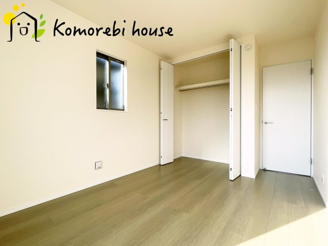 第17上尾上　新築一戸建て　Bの子供部屋|収納力のクローゼット付きで、洋服や小物を一箇所に集約。暮らしの動線が整い、片付けがラクになります。															
