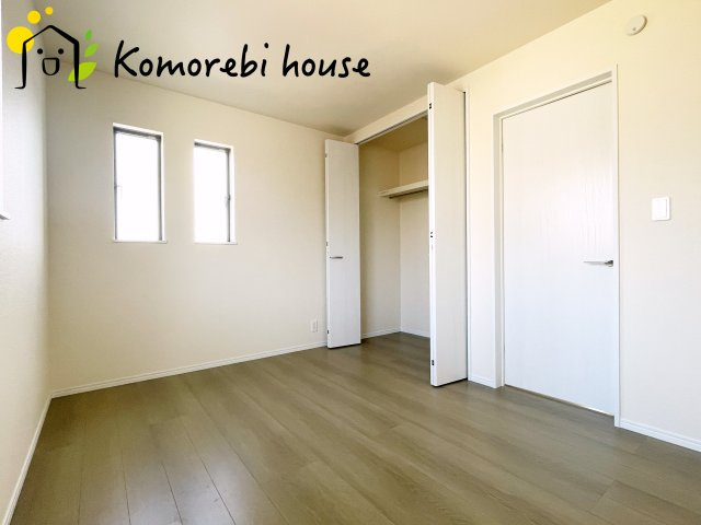 第17上尾上　新築一戸建て　Bの洋室|優しい光が心地よく入る洋室は、学習・遊び・睡眠をしっかり支える快適環境。シンプル設計でレイアウトも変えやすく、用途に合わせて長く使える利便性の高い一室です。															
