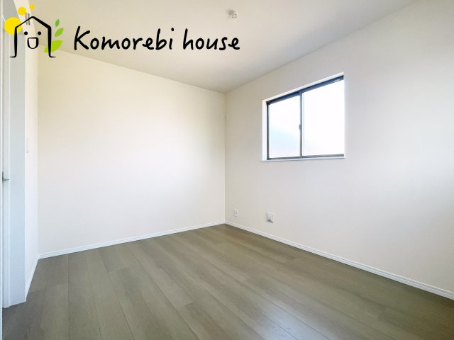 第17上尾上　新築一戸建て　Bの洋室|最近の新築住宅は窓まわりの性能が大きく進化しています。複層ガラスに、樹脂とアルミを組み合わせた断熱性の高いハイブリッドサッシを採用。															