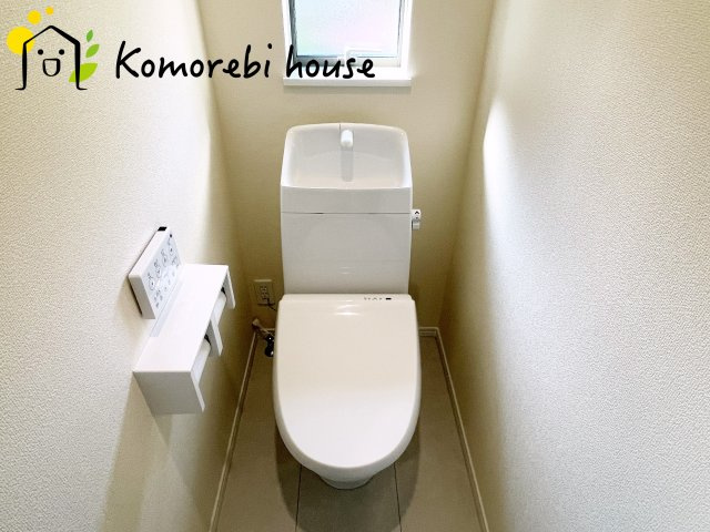 第17上尾上　新築一戸建て　Bのトイレ|2階にもトイレがあることで、朝の混雑が解消し生活動線がスムーズに。新築ならではの間取り設計で、毎日の“プチストレス”が驚くほど減ります。															