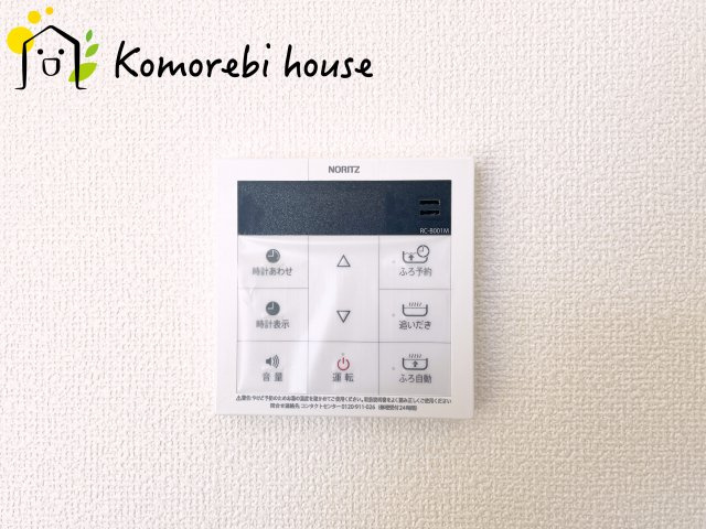 第17上尾上　新築一戸建て　Bの設備|キッチンからワンタッチで湯張りや追い焚きができる給湯スイッチ。夕飯の支度をしながら、同時進行でお風呂の準備ができる効率の良い生活動線が魅力です。																	
