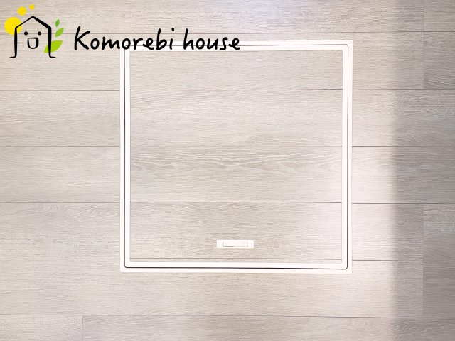 第17上尾上　新築一戸建て　Bの内装|調味料やストック食材、非常用品までまとめてしまえる床下収納。キッチン周りがすっきり片付き、必要な時にさっと取り出せる“賢い収納スペース”として毎日の家事を支えます。															
