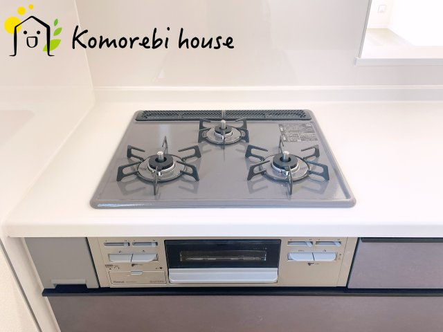 第17上尾上　新築一戸建て　Bのキッチン|同時調理がしやすい3口コンロにグリルも搭載。大きな鍋もしっかり置ける広めのシンクで作業がしやすく、毎日の料理がより快適になるキッチンです。															
