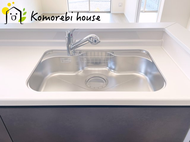第17上尾上　新築一戸建て　Bのキッチン|浄水器一体型で、いつでも美味しいお水がそのまま使えるキッチンシンク。料理やコーヒーづくり、炊飯にも安心して利用でき、毎日の食卓が少し豊かに。															