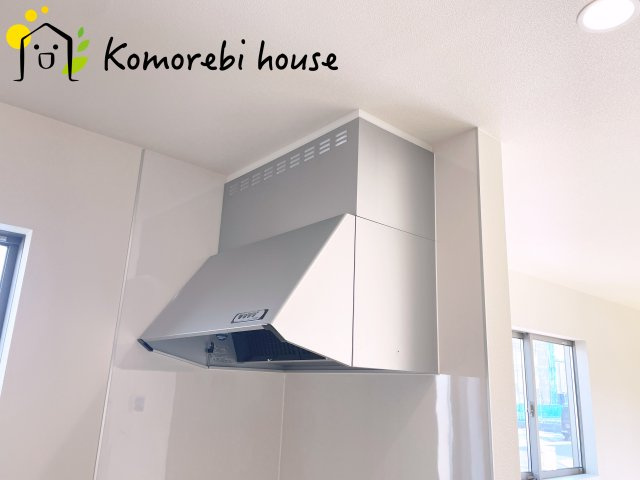 第17上尾上　新築一戸建て　Bのキッチン|吸引力の高いレンジフードが煙や匂いを素早く排出。揚げ物や炒め物も気兼ねなくでき、リビングに匂いを残しません。															
