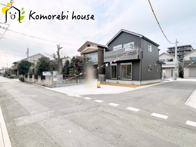 第17上尾上　新築一戸建て　Bの前面道路含む現地写真|角地＋広めの前面道路で開放感。交通量も少なく、駐車や出入りもスムーズ。家族の安心と暮らしやすさを両立した住まいです。															
