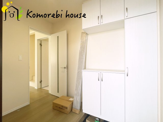 第17上尾上　新築一戸建て　Bの玄関|大型シューズボックスで家族全員の靴をまとめて収納。玄関がいつでもスッキリ片付きます。		
