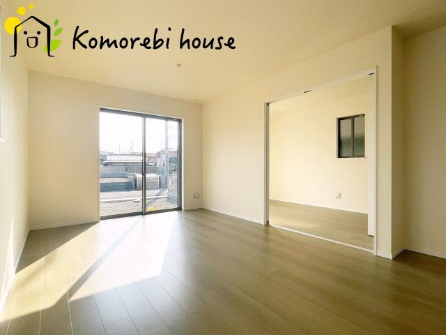 第17上尾上　新築一戸建て　Bの居間・リビング|縦に広がるLDKは、空間を効率的に使える設計。キッチンからリビング、ダイニングまで家族の気配を感じられます。															
