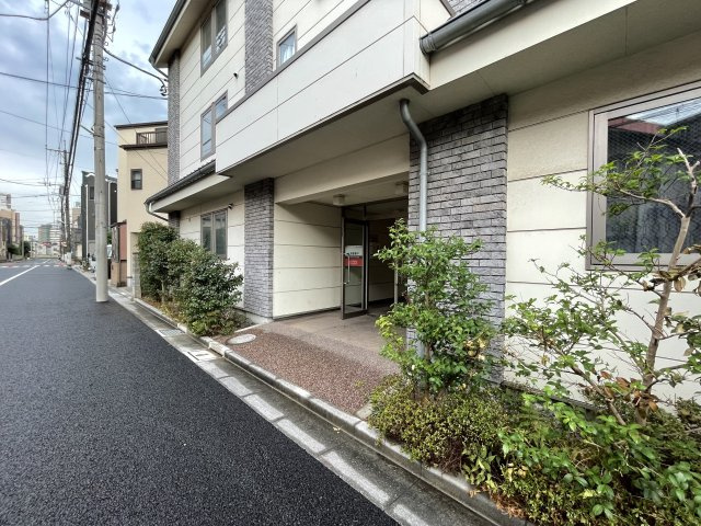 ECO station House 並木のエントランス