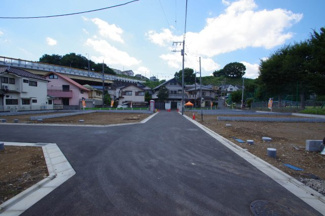 【外観】 | 【仲介手数料無料！！】日野市新町3丁目　新築戸建て（全6棟）1号棟　5530万円 | 右手が北側（8期）、左手が南側（9期）土地分譲中