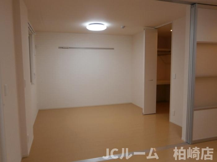 柏崎市三和町のアパートの洋室