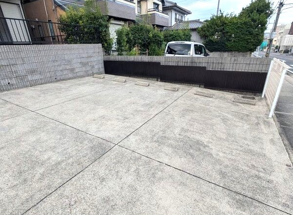 マムハウスＢ棟の駐車場