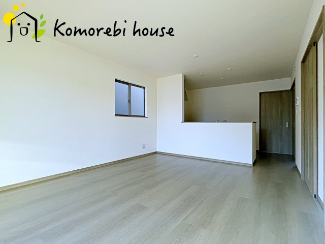 第17上尾上　新築一戸建て　Cの居間・リビング|高性能窓と断熱材を採用したLDKで、冷暖房効率アップ。家族が集まる時間も快適に過ごせるリビングです。