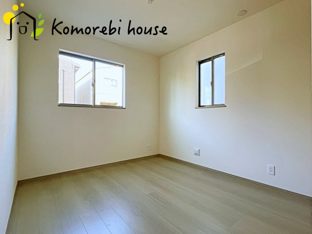 第17上尾上　新築一戸建て　Cの洋室|明るい光が差し込む洋室は、寝室・子ども部屋・ワークスペースなど多用途に使える自由度の高い空間。家具の配置もしやすく、暮らしに合わせて柔軟に活用できます。