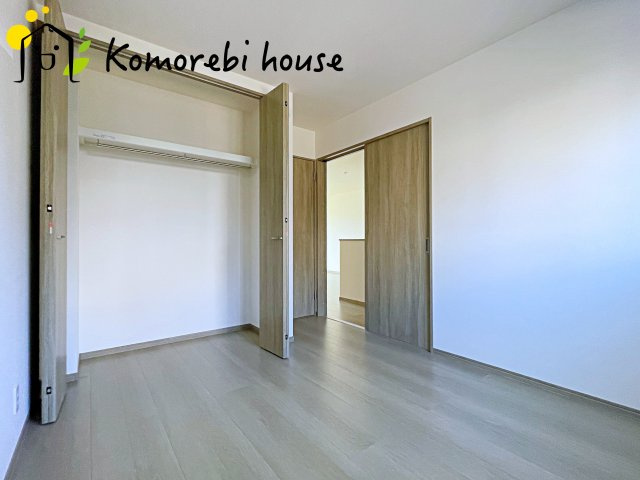 第17上尾上　新築一戸建て　Cの洋室|広さにゆとりがあるので、衣装ラックや小さなドレッサーも置けるのが魅力。朝の身支度もスムーズになり、一日の始まりを快適に迎えられます。