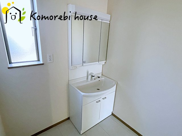 第17上尾上　新築一戸建て　Cの独立洗面台|白を基調とした清潔感のある洗面台。シンプルで上品なデザインが空間に明るさをプラスします。