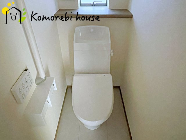 第17上尾上　新築一戸建て　Cのトイレ|温水洗浄機能（ウォシュレット）標準装備で、毎日のトイレ時間がより快適に。やさしい温水洗浄で清潔を保てるだけでなく、冬場のヒヤッと感を軽減する暖房便座も嬉しいポイント。