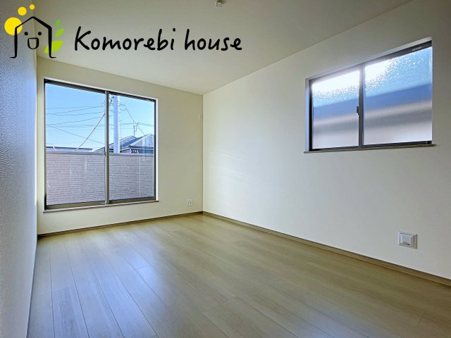 第17上尾上　新築一戸建て　Cの寝室|一日の疲れをゆっくり癒せる主寝室は、ベッドを置いてもゆとりある広さが魅力。収納完備で衣類もスッキリ収まり、静かで落ち着いた空間が快適な眠りをサポートします。