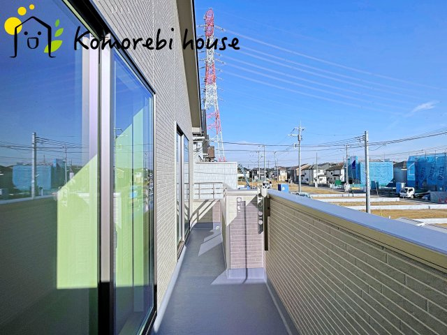 第17上尾上　新築一戸建て　Cのバルコニー|防水施工がしっかりと施されたバルコニーで、雨の日も安心。長く使える耐久性を備えたメンテナンスしやすい仕様です。