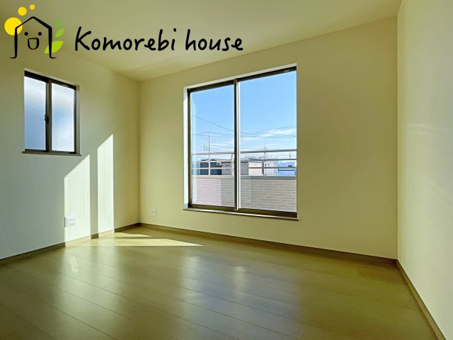 第17上尾上　新築一戸建て　Cの子供部屋|自然光が心地よく入る子ども部屋は、学習・遊び・睡眠をしっかり支える快適環境。シンプル設計でレイアウトも変えやすく、成長に合わせて長く使える利便性の高い一室です。