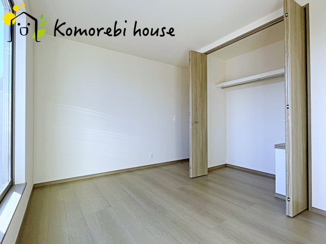 第17上尾上　新築一戸建て　Cの子供部屋|日当たりがよく、机に向かう時間も自然とはかどる子ども部屋。寝る・学ぶ・遊ぶがコンパクトにまとまり、毎日の“小さな成長”を見守る空間です。