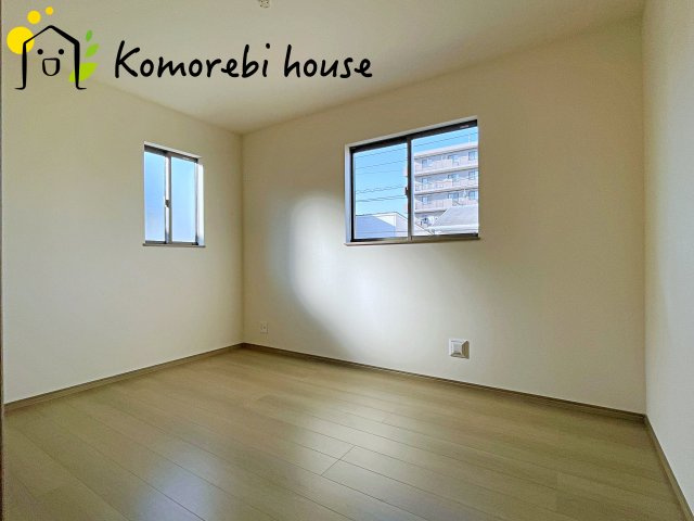 第17上尾上　新築一戸建て　Cの洋室|最近の新築住宅は窓まわりの性能が大きく進化しています。複層ガラスに、樹脂とアルミを組み合わせた断熱性の高いハイブリッドサッシを採用。