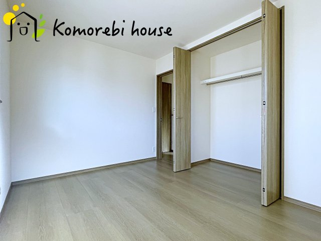 第17上尾上　新築一戸建て　Cの収納|ハンガーラック付き収納なら、コートやシャツもシワなく掛けられて毎日の身支度がスムーズ。見せたくないものは隠しつつ、使いやすさと整理整頓の両方を叶えます。