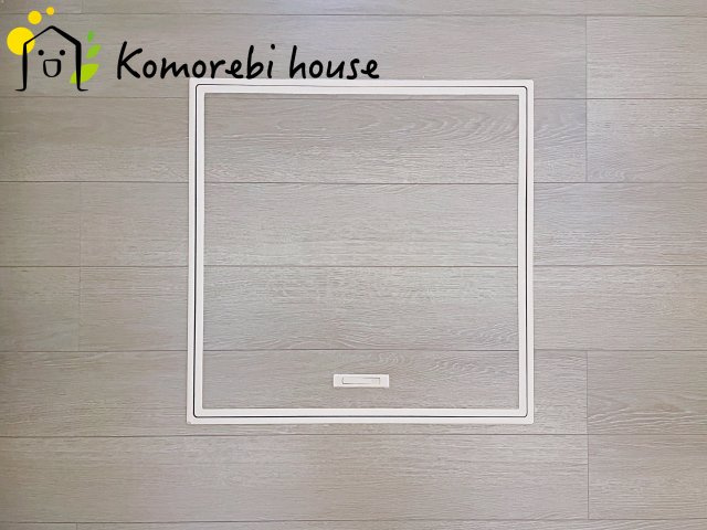 第17上尾上　新築一戸建て　Cの内装|普段はしまっておきたい非常食や季節家電を、足元にすっきり収納。生活動線を邪魔せず、いざという時サッと取り出せる頼れる床下収納です。