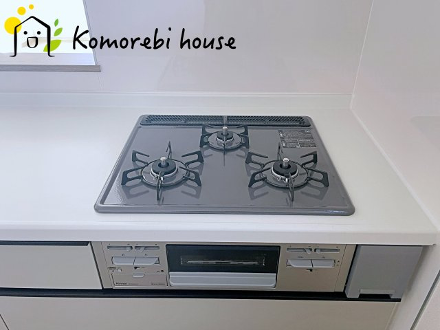 第17上尾上　新築一戸建て　Cのキッチン|同時調理が叶う3口コンロと便利なグリル付き。忙しい朝のお弁当作りも、夕食の複数メニューもスムーズにこなせる頼れる設備です。