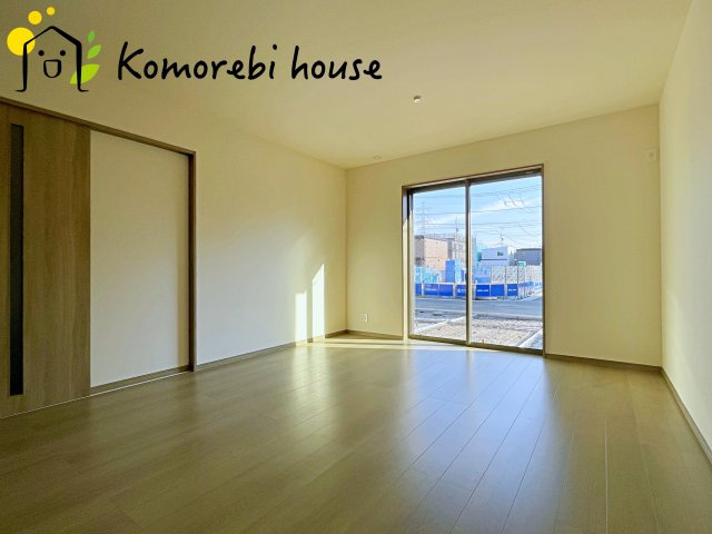 第17上尾上　新築一戸建て　Cの居間・リビング|縦に広がるLDKは、空間を効率的に使える設計。キッチンからリビング、ダイニングまで家族の気配を感じられます。