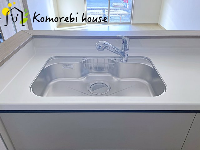 第17上尾上　新築一戸建て　Cのキッチン|浄水器一体型で、いつでも美味しいお水がそのまま使えるキッチンシンク。料理やコーヒーづくり、炊飯にも安心して利用でき、毎日の食卓が少し豊かに。