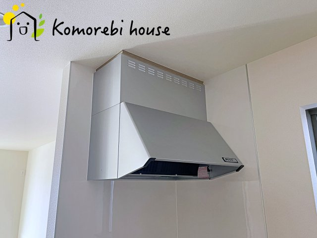 第17上尾上　新築一戸建て　Cのキッチン|吸引力の高いレンジフードが煙や匂いを素早く排出。揚げ物や炒め物も気兼ねなくでき、リビングに匂いを残しません。
