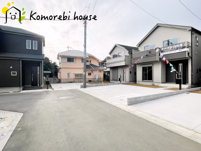 第17上尾上　新築一戸建て　Cの前面道路含む現地写真|分譲地内の交通量少なめの道路沿い。小さなお子さまのいるご家庭も安心して暮らせる、穏やかな住環境です。