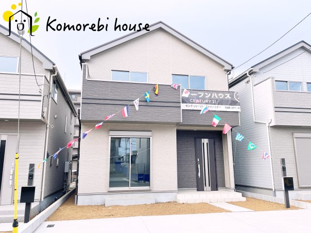 第17上尾上　新築一戸建て　Cの外観|木目調や石目調のサイディングが優しい風合いを生み、街並みにしっくり馴染む外観に。自然な表情を楽しみながら、耐候性にも優れた、長く愛せる新築住まいです。