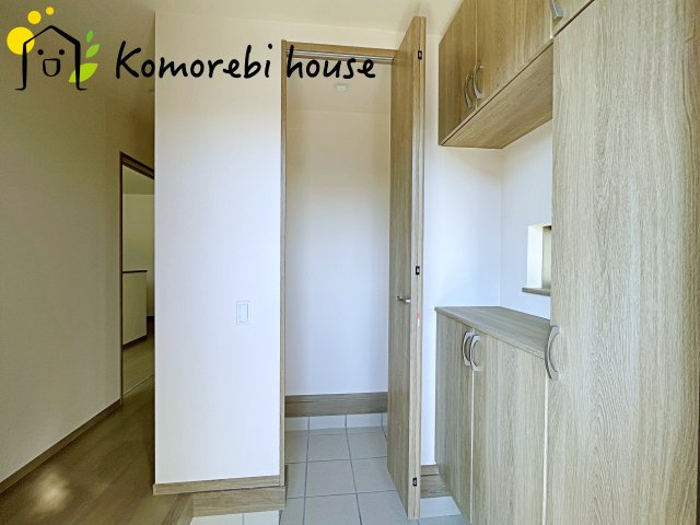 第17上尾上　新築一戸建て　Cの玄関|靴だけでなく、ベビーカーやスポーツ用品も収納できる土間収納付き玄関。整理整頓が簡単です。