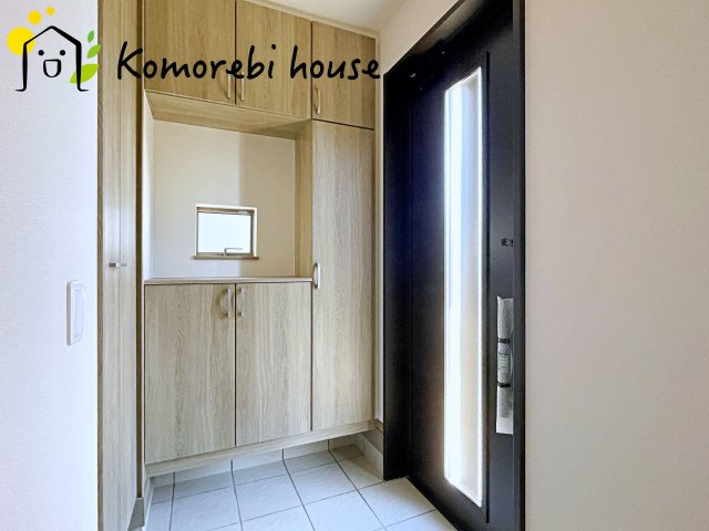 第17上尾上　新築一戸建て　Cの玄関|明るく使いやすい玄関で、家族の生活をスムーズに。収納や導線も配慮された万能空間です。