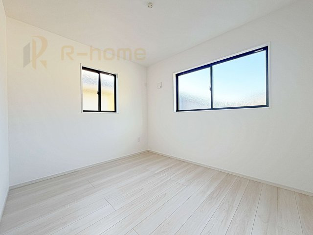 守谷市薬師台9期　新築戸建て　1号棟の洋室|2面窓の風通しの良い洋室です♪差し込む暖かな陽当たりで、室内がくつろげる空間に早変わりです♪