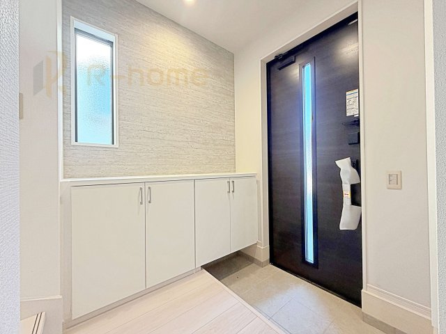 守谷市薬師台9期　新築戸建て　1号棟の玄関|気持ちよくご家族やゲストを送迎できる穏やかな雰囲気の玄関♪大きな下駄箱で玄関廻りスッキリ♪