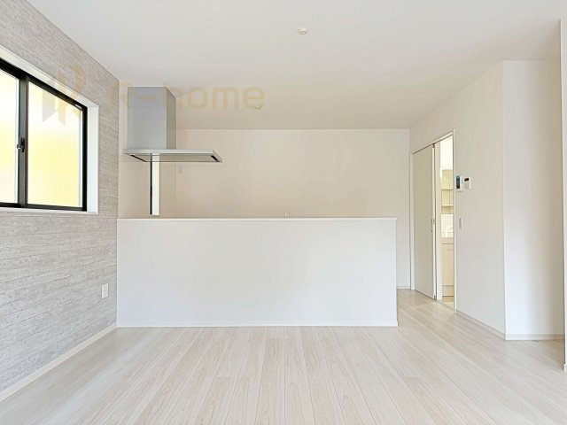 守谷市薬師台9期　新築戸建て　1号棟のキッチン|リビングで遊ぶお子様にも目が届くカウンターキッチン！コンロ前も壁がない嬉しい仕様♪