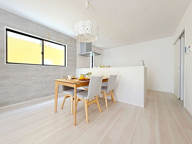 守谷市薬師台9期　新築戸建て　1号棟のキッチン|リビングで遊ぶお子様にも目が届くカウンターキッチン！コンロ前も壁がない嬉しい仕様♪