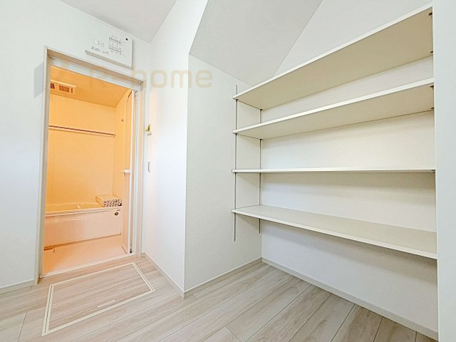 守谷市薬師台9期　新築戸建て　1号棟の洗面所|タオルや着替えをスッキリ収納できるリネンスペース！洗面スペースを広く使えます♪