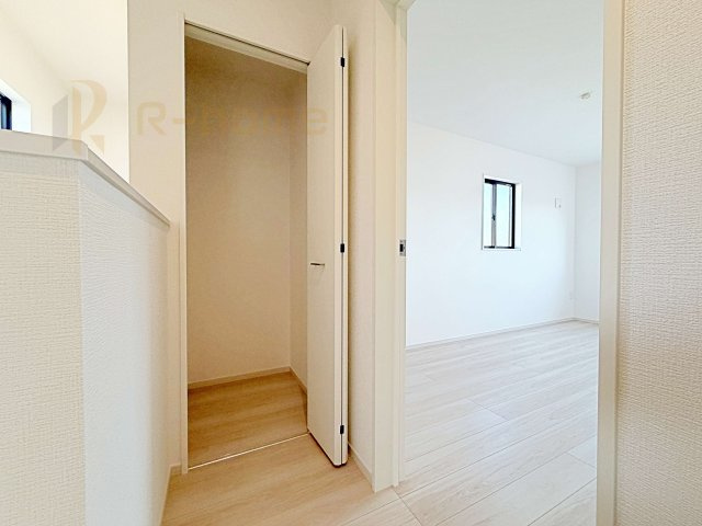 守谷市薬師台9期　新築戸建て　1号棟の収納|掃除機などの収納に便利なホール収納！家族で活用できる嬉しい収納スペース♪