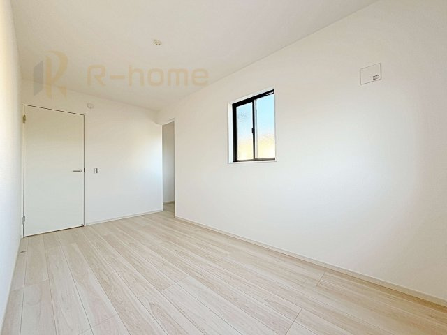 守谷市薬師台9期　新築戸建て　1号棟の洋室|どんな部屋家具も合わせやすいシンプルな洋室！
たっぷりの日差しと心地よい風が舞い込む住まい♪