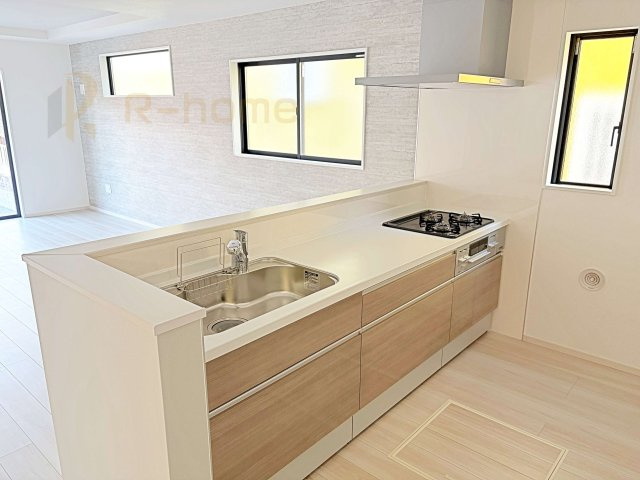 守谷市薬師台9期　新築戸建て　1号棟のキッチン|料理をしながら家族とコミュニケーションが取れる対面式システムキッチン。