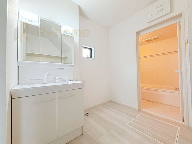 守谷市薬師台9期　新築戸建て　1号棟の洗面所|清潔感溢れる洗面台は嬉しい三面鏡付き。洗剤や歯ブラシなどもすっきり収納できます♪